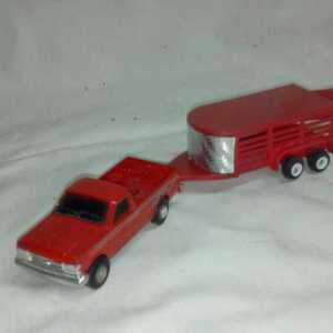 HOG/SHEEP TRAILER 1/64 SCALE WITH FORD PICKUP  