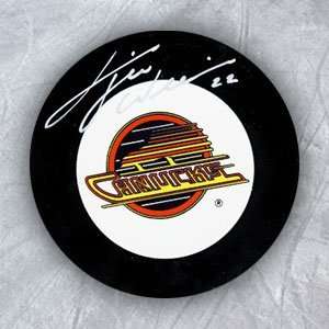  TIGER WILLIAMS Vancouver Canucks SIGNED Hockey PUCK 