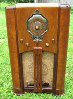 Wonderful Motorola 1937 Model 10 Y console Radio  