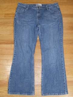 Womens Levis Signature Jeans Low Rise Boot Cut Size 16 Short (35x28 