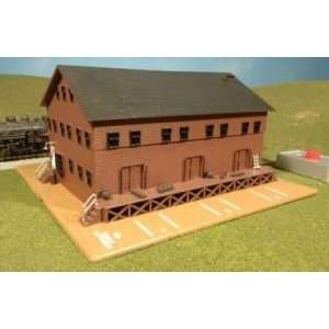  Bachmann 46902 N Freight Station w/Whistle Toys & Games