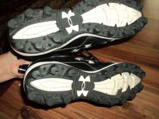 WOW~ UNDER ARMOUR SZ 7 BOYS MENS BLACK WHITE FOOTBALL CLEATS , WITH 